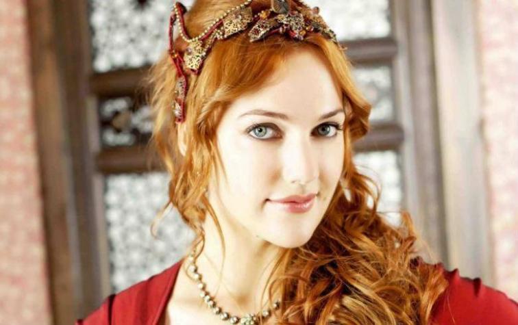 Meryem Uzerli sorprende con radical cambio de look