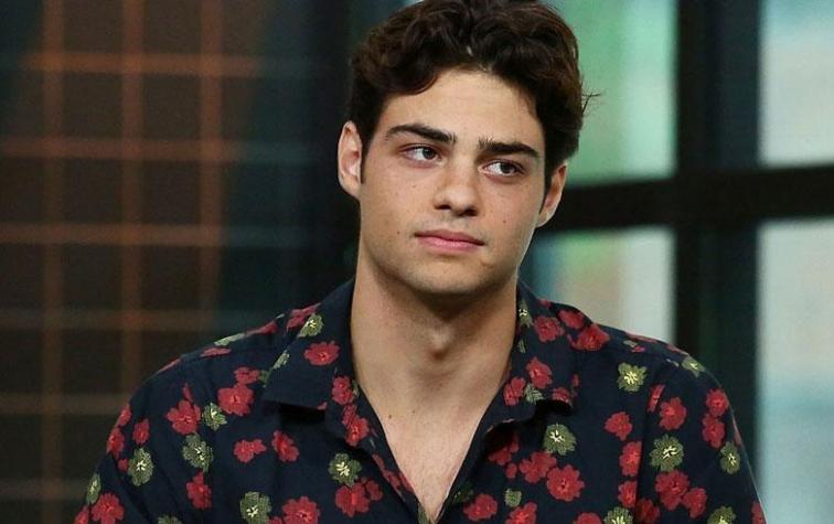 Actriz revela cómo fue besar al galán del momento Noah Centineo