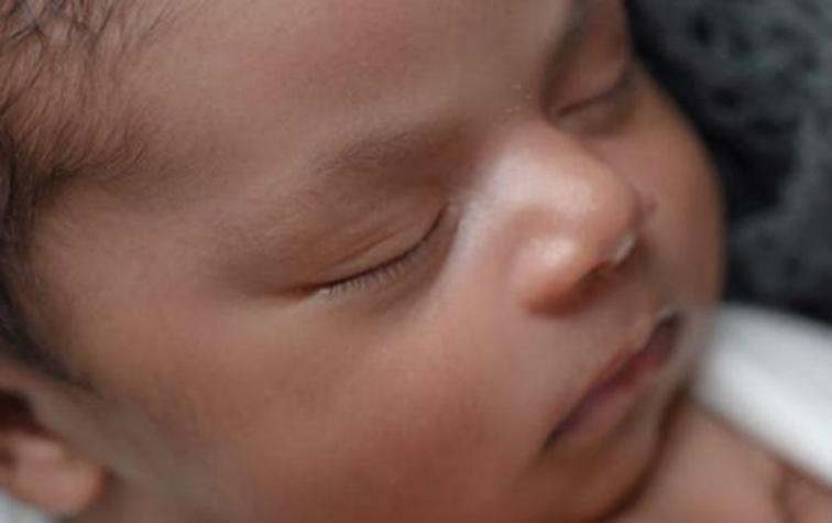 Recién nacido estuvo hospitalizado porque una persona lo besó en la boca