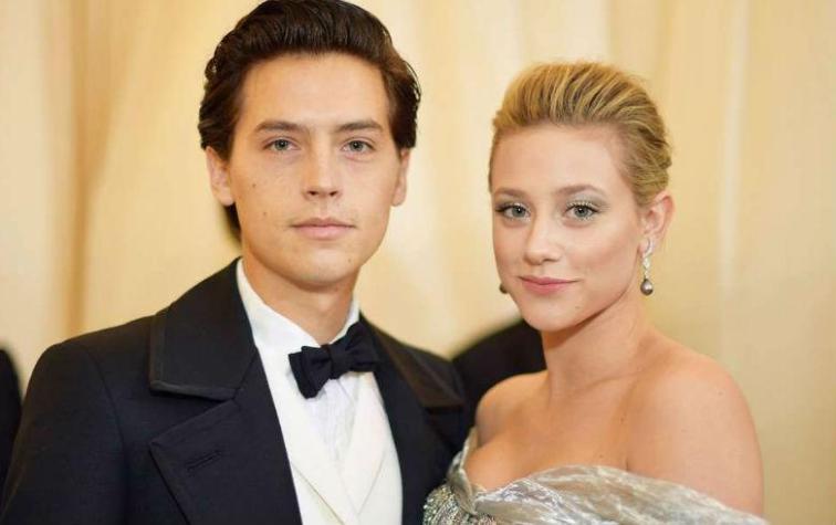 Cole Sprouse comparte sensual topless de su novia en redes sociales