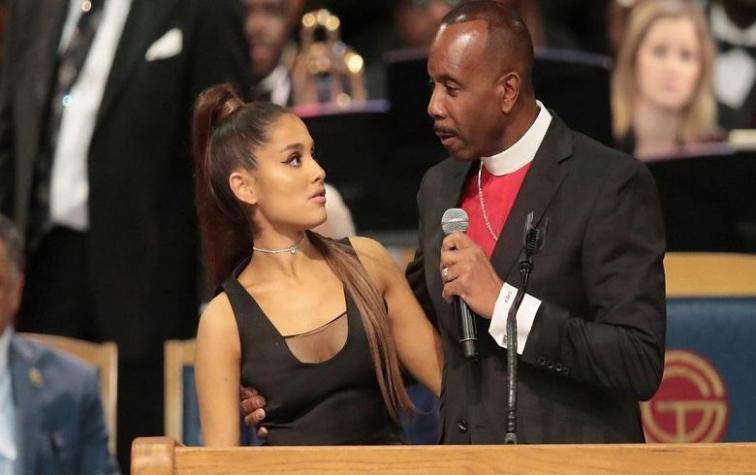 Pastor que tocó indebidamente a Ariana Grande pidió disculpas