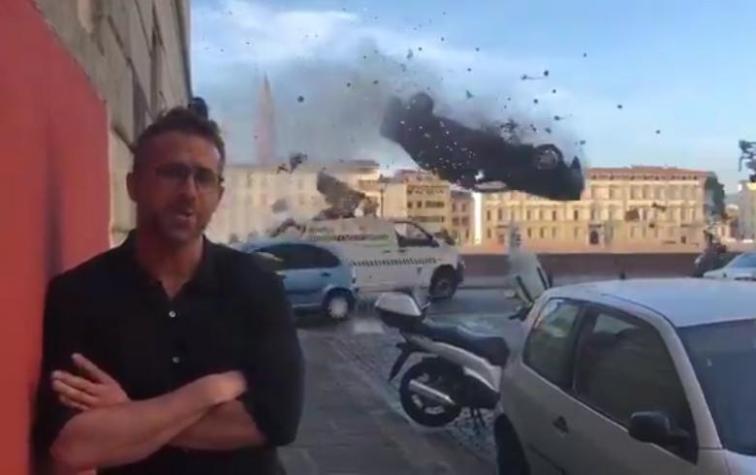 Ryan Reynolds ignora espectacular "accidente" que ocurre a sus espaldas