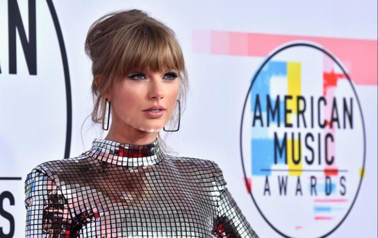 Taylor Swift es comparada con una "bola disco" por su look en los AMA´s