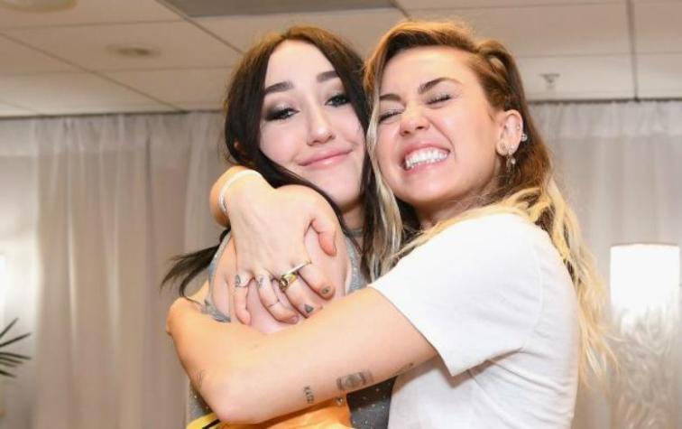 La polémica foto de Noah Cyrus rodeada de bolsas de marihuana