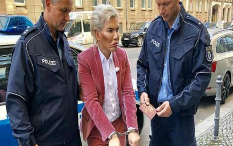 Arrestan al "Ken humano" por no parecerse a la foto de su pasaporte