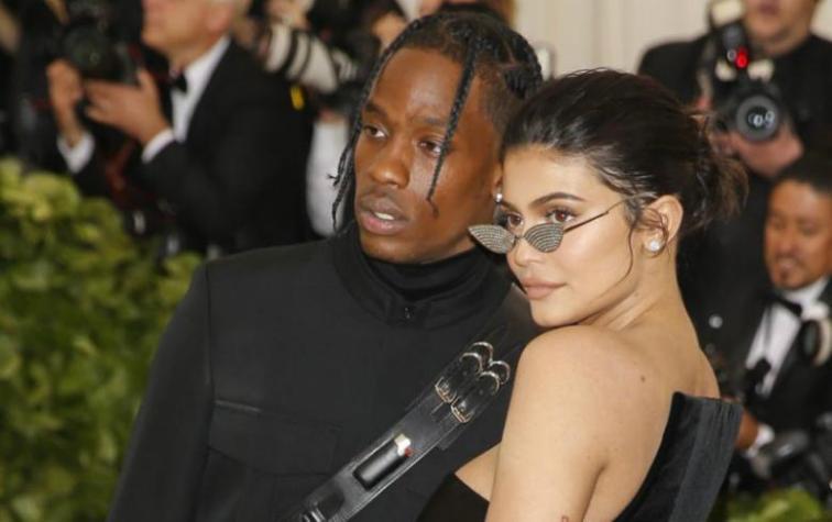Kylie Jenner y Travis Scott preparan a su hija para Halloween