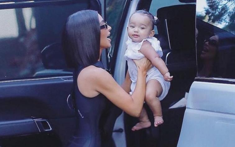 Dejan en evidencia photoshop de Kim Kardashian a su hija de 8 meses