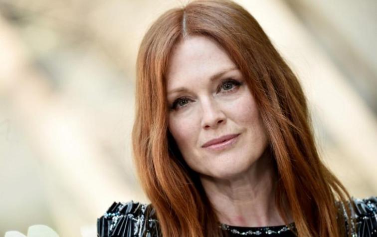 Julianne Moore sorprende al posar en ropa interior a sus 57 años