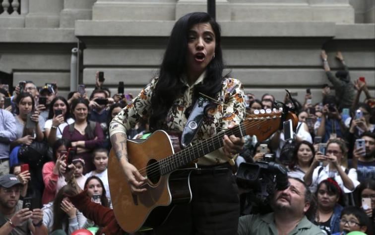 Mon Laferte sorprendió a sus fans con concierto acústico en Bellas Artes