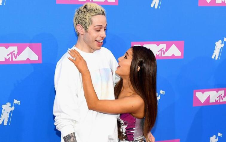 Ariana Grande le devolvió el anillo de compromiso a Pete Davidson