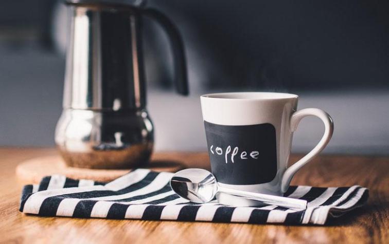 Tomar café reduce la rosácea según estudio