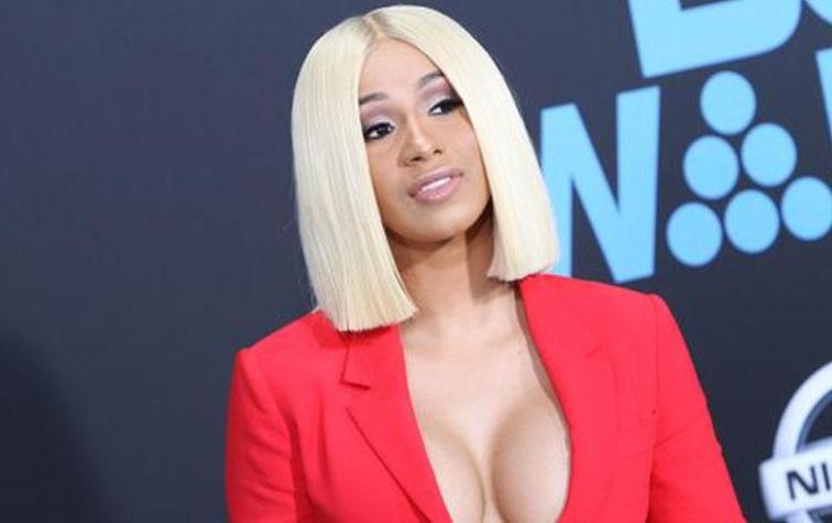 Elegante y fashionista fue Cardi B a declarar a la policía tras pelea