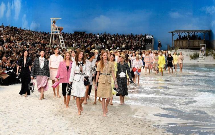 La increíble playa ficticia de Chanel en la París Fashion Week