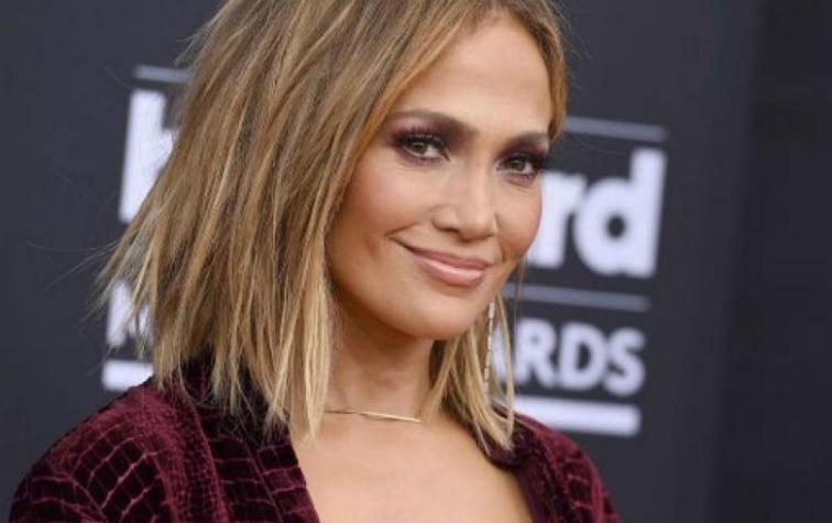 Jennifer Lopez protagoniza elegante desnudo para revista