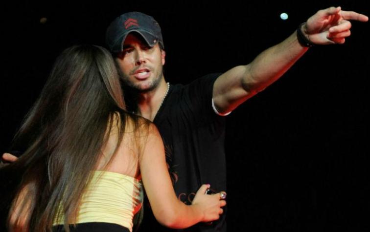 El apasionado beso de Enrique Iglesias a una fan en pleno concierto