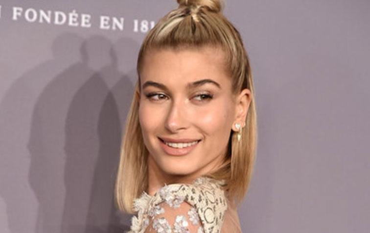 Hailey Baldwin lleva a la calle el traje masculino de Lady Gaga