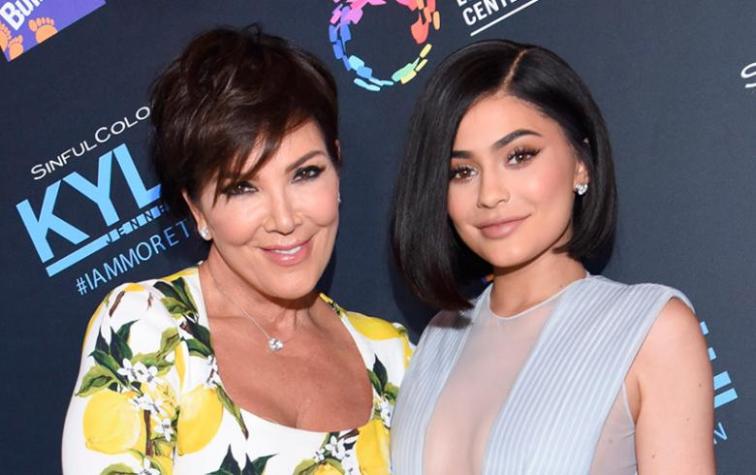 Kylie Jenner se puso una peluca corta y se ve igual a su mamá