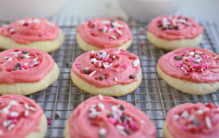 Niña hornea galletas con las cenizas de su abuela y las reparte en la escuela
