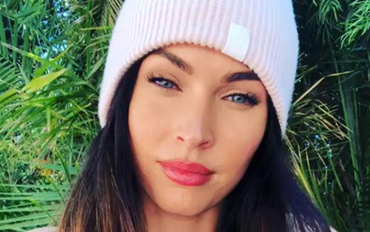 Megan Fox luce retrato de su rostro en medio de rumores de cirugía