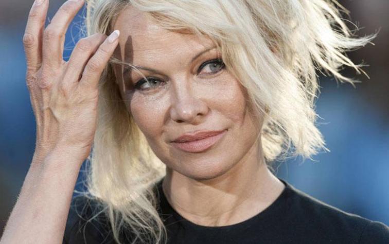 Pamela Anderson se enjauló para denunciar sufrimiento animal