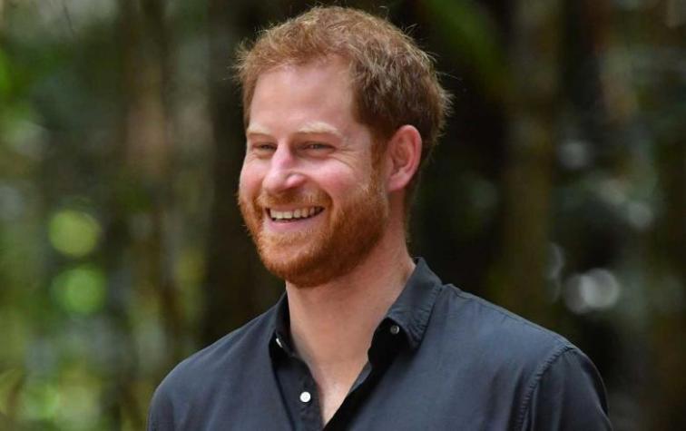 Foto de más de medio siglo muestra el impresionante parecido del príncipe Harry con su abuelo Felipe