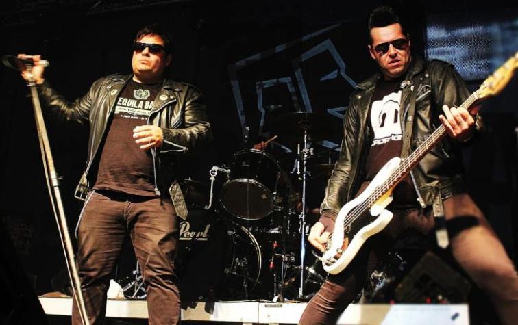 Se lanzó al público en pleno concierto y terminó sin pantalones