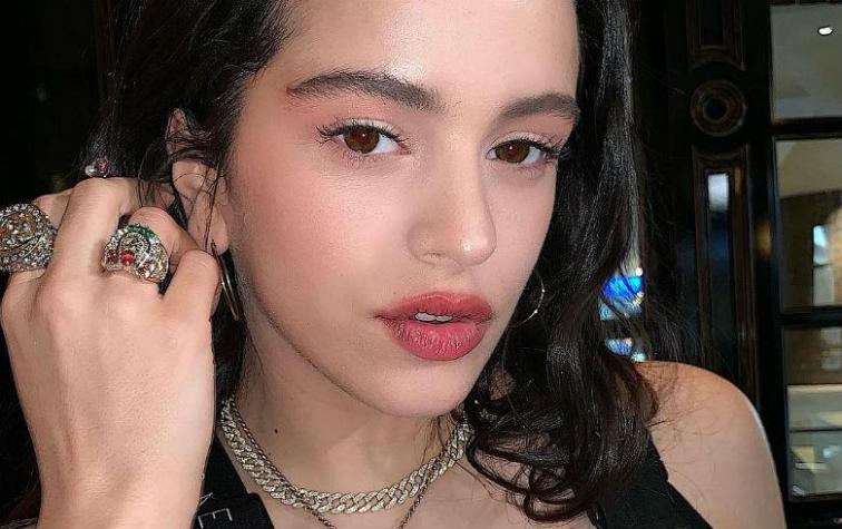 Cantante Rosalía sorprende al teñirse las cejas rojas