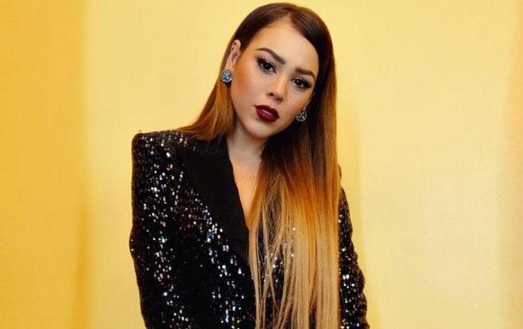 Danna Paola promociona polerón de la serie Elite que se encuentra en el mercado