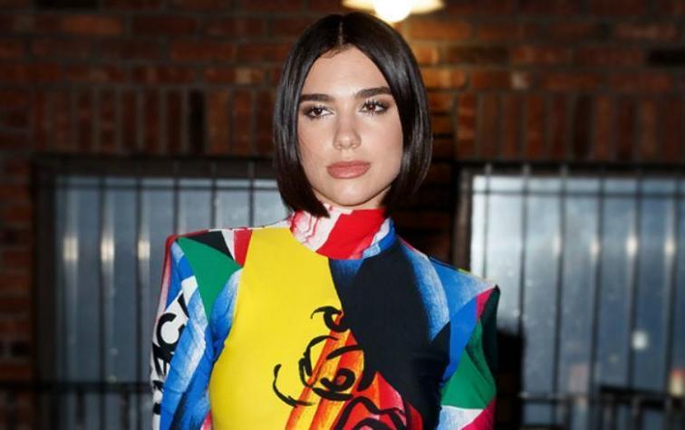 Dua Lipa causa furor con una llamativa parka bordada