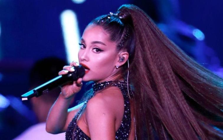 Ariana Grande se tropieza en plena presentación de “Thank u, next”