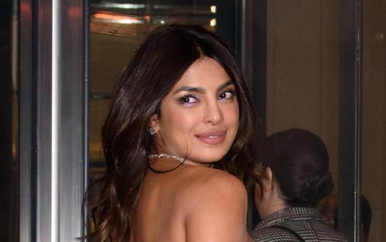 Priyanka Chopra sorprende con osado look “nupcial”