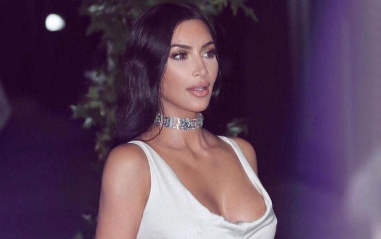 Kim Kardashian logra resaltar de forma increíble sus curvas gracias a su vestido