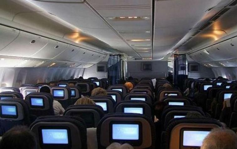 Hombre acusa a aerolínea de "lesionarlo" al sentarlo junto a una persona obesa 