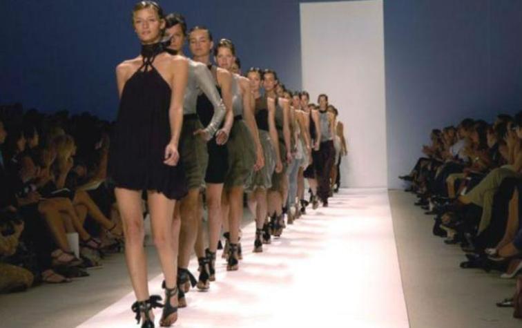 La divertida maniobra de un modelo para evitar una caída en la pasarela