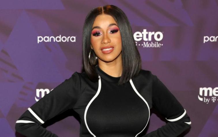 Cardi B llevó la moda de las “zapatillas feas” al extremo