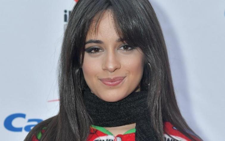 Camila Cabello llegó en pijama a importante gala navideña