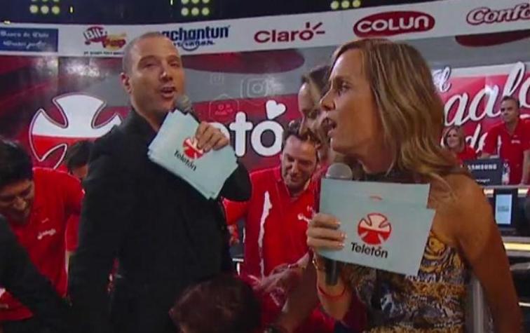 Julián Elfenbein sufre bochornosa situación en pleno escenario: se le rajó el pantalón