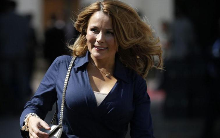 Cathy Barriga luce su versión del "blazer vestido" de moda