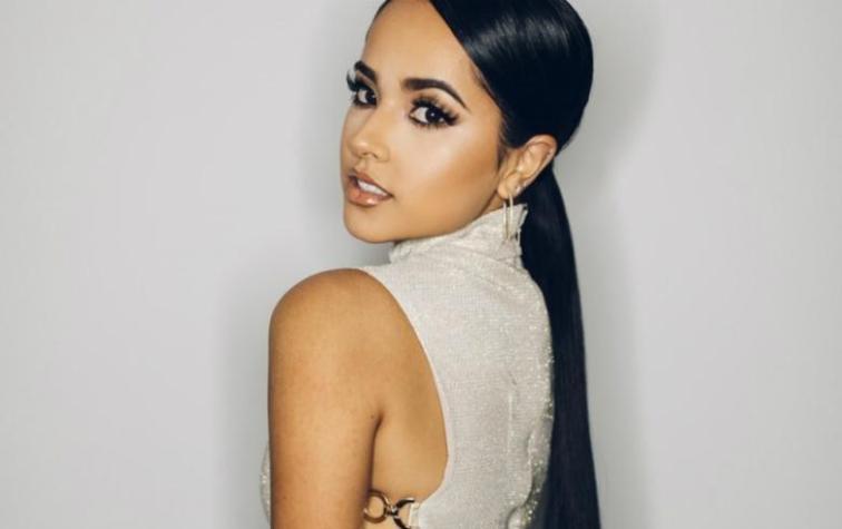 Becky G lleva la moda del animal print a otro nivel