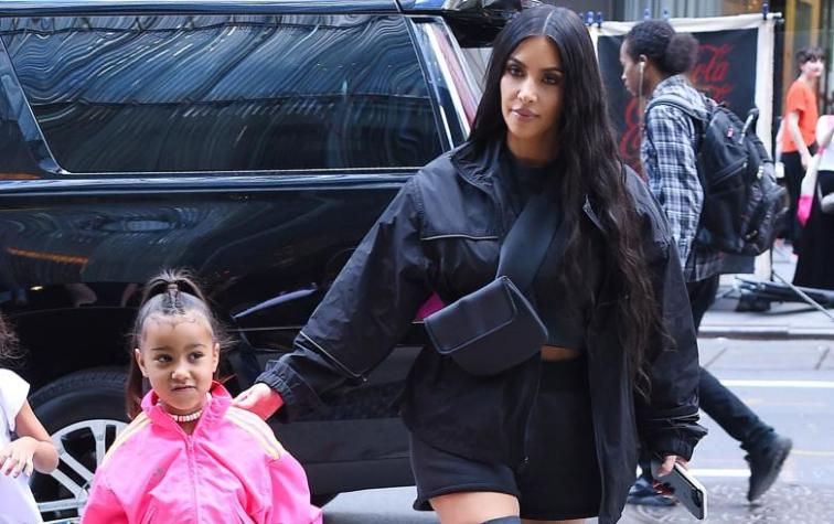 Kim Kardashian comparte foto en la que se ve igual a su hija North