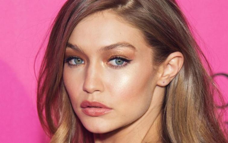 Gigi Hadid se toma selfie a cara lavada