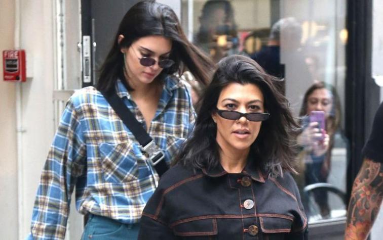 Kourtney Kardashiany Kendall Jenner desafían el frío en bikini