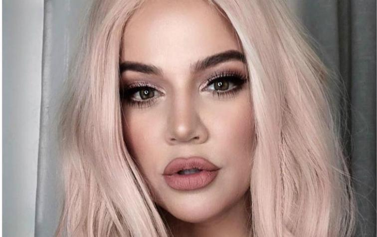 Khloé Kardashian luce conjunto de seda que estiliza su figura