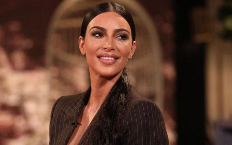 Kim Kardashian sale a comer con un look de gimnasio