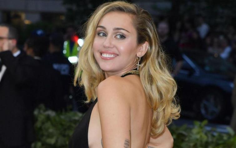 El arriesgado escote de Miley Cyrus en su paso por el "Saturday Night Live"