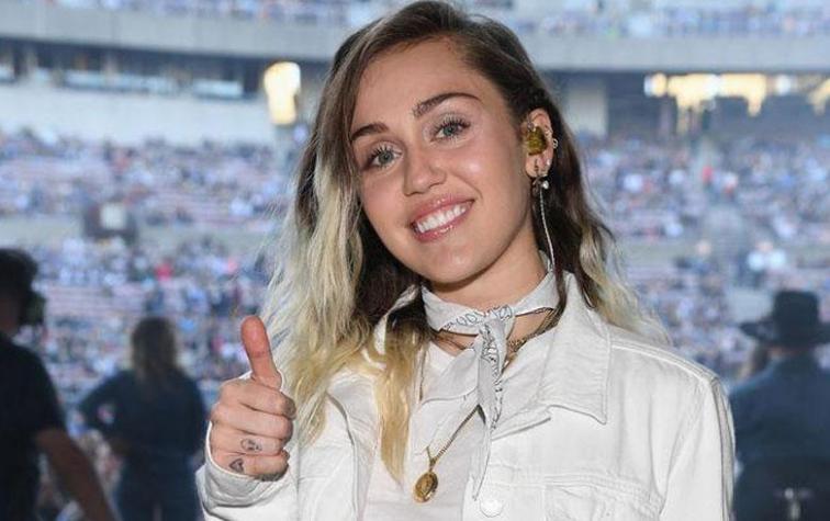 Miley Cyrus dijo que volvió a consumir marihuana gracias a su madre