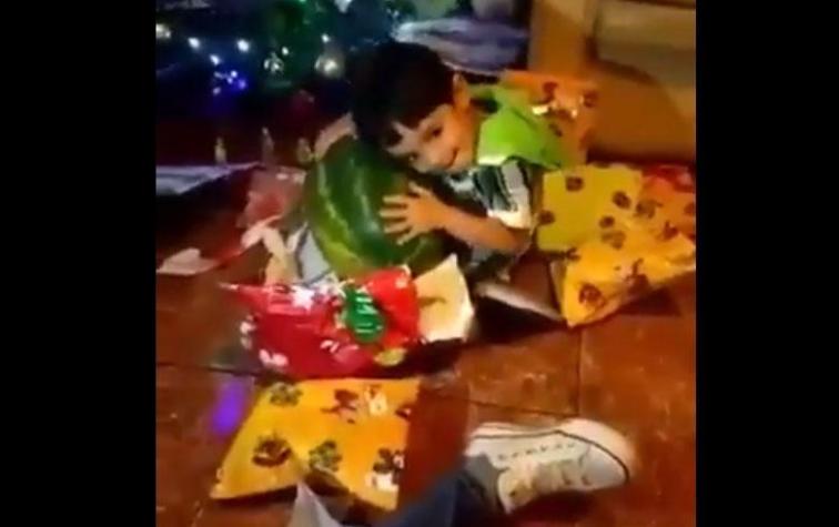 La tierna reacción de un niño que recibió una sandía para navidad