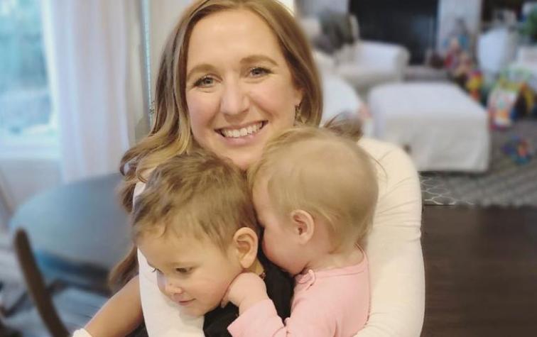 Mujer adoptó a dos niños y descubrió una increíble coincidencia