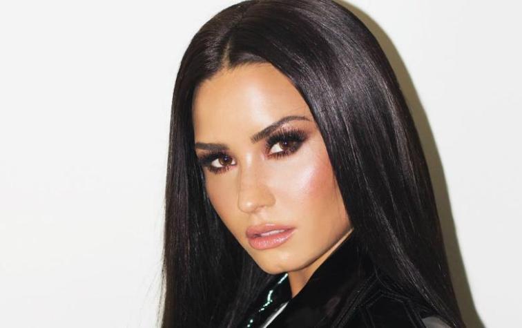Demi Lovato luce espléndida como dama de honor en la boda de su amiga