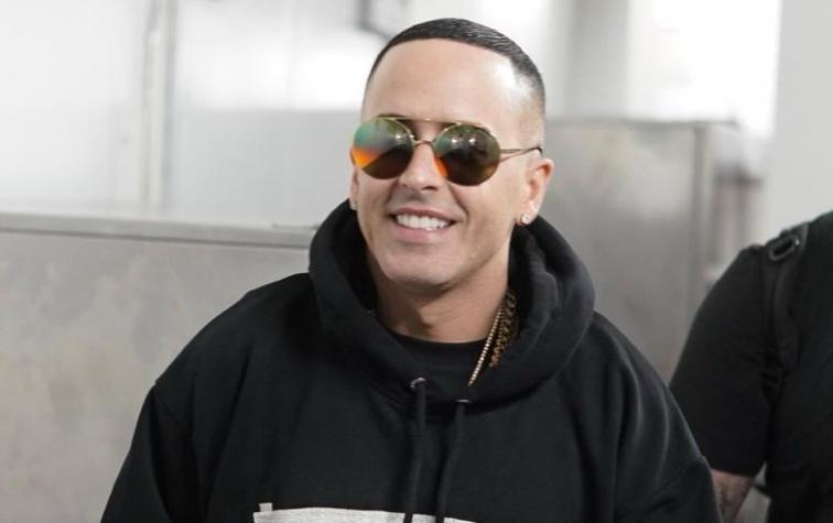 La original forma que encontró Yandel para evitar las fotos de los fans